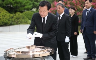 손학규, 현충원서 역대 대통령 묘역 참배 "봉하마을도 찾을 것"