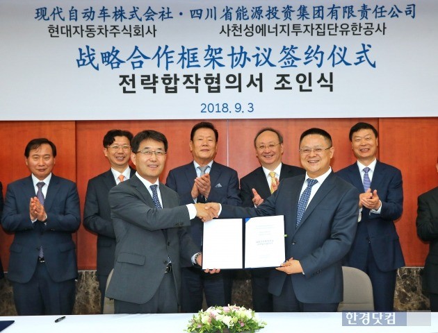 현대자동차 상용사업담당 한성권 사장, 장제학 주청뚜대한민국 총영사, 현대차 상용사업본부장 이인철 부사장, 설영흥 고문, 사천성 인리 성장, 천능투 왕청 총경리, 사천성 경신위 천신요우 주임이 협의서를 체결한 뒤 기념촬영을 하고 있다. (사진=현대차)