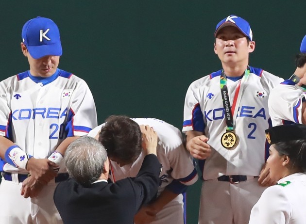 1일 오후 (현지시간) 인도네시아 자카르타 겔로라 붕 카르노(GBK) 야구장에서 열린 2018 자카르타-팔렘방 아시안게임 결승 한국과 일본의 경기에서 3-0으로 승리하며 우승을 차지한 한국 오지환(오른쪽)이 금메달을 목에 걸고 있다. [사진=연합뉴스]