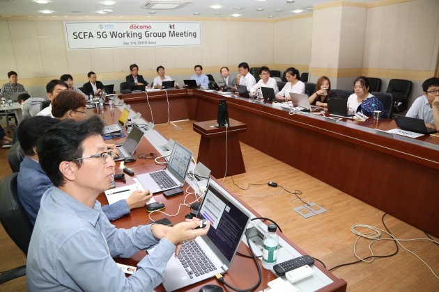 SCFA 5G 기술전략 회의에 참석한 KT, 차이나모바일, NTT도코모 5G 기술 실무자들이 5G 상용화ㆍ기술ㆍ서비스 전략에 대해 논의하고 있다./사진=KT