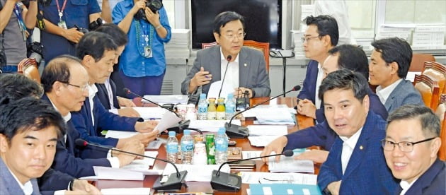 지난달 24일 오후 국회 정무위 법안심사1소위 첫 회의가 열려 인터넷은행 규제완화를 위한 법안 심사에 들어 갔다.