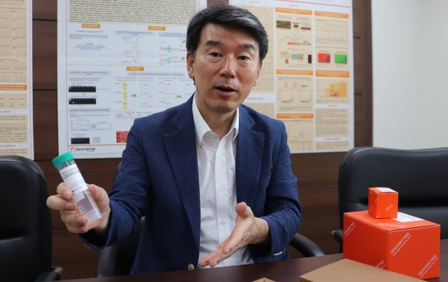안성환 지노믹트리 대표가 대전 본사 회의실에서 대장암 조기진단 키트에 대해 설명하고 있다.