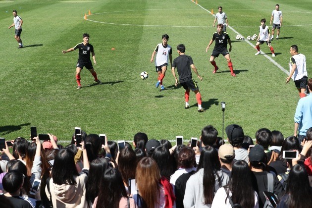 8일 오전 파주축구국가대표트레이닝센터(NFC)에서 열린 오픈트레이닝데이에서 파울루 벤투 감독이 이끄는 축구 A대표팀의 훈련을 많은 팬들이 바라보고 있다. [사진=연합뉴스]