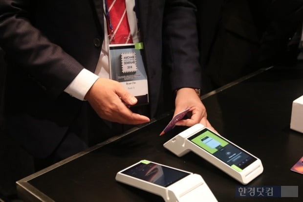 라이언 조 펀디엑스 한국 대표가 엑스포스(XPOS)에 자사 암호화폐 카드를 접촉 중이다.(사진=오세성 기자)