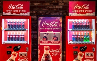 콜라 뽑아서 '톡 치면' 슬러시 변신… 코카콜라 '톡톡 튀는' 자판기 떴다