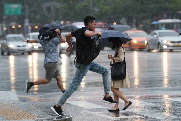 전국적으로 비가 내린 지난 3일 오후 서울 광화문사거리에서 시민과 외국인이 횡단보도를 건너고 있다. [사진=연합뉴스]