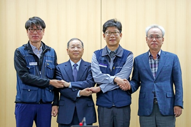 14일 오전 서울 광화문 경제사회노동위 대회의실에서 열린 쌍용차 노사 해고자 복직 잠정 합의에서 김득중 쌍용차지부장(왼쪽부터), 최종식 쌍용자동차 사장, 홍봉석 쌍용자동차 노조위원장, 문성현 경제사회노동위원장이 손을 맞잡고 기념촬영을 하고 있다.  [사진=연합뉴스]