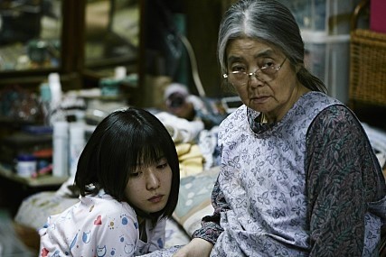 영화 '어느 가족' 속 키키 키린 (오른쪽) 