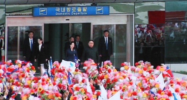 '2018남북정상회담평양'의 첫날인 18일 평양 순안공항에 도착한 문재인 대통령을 영접을 위해 김정은 북한 국무위원장이 리설주 여사와 공군 1호기로 향하고 있다. [사진=연합뉴스]
