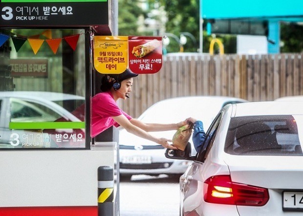 지난 15일 맥드라이브 데이 행사 당일, 고객이 맥도날드 송파 잠실DT점 맥드라이브를 이용하고 있다. ◎한국맥도날드 제공