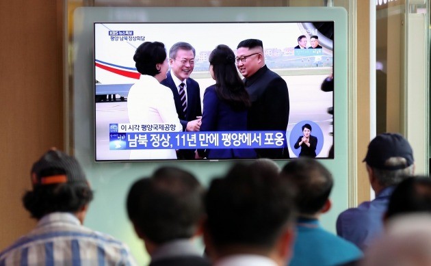 18일 오전 서울역 대합실에서 시민들이 남북정상회담을 위해 평양 순안공항에 도착한 문재인 대통령 내외와 영접하는 김정은 북한 국무위원장 내외의 모습을 방송으로 시청하고 있다. [사진=연합뉴스]