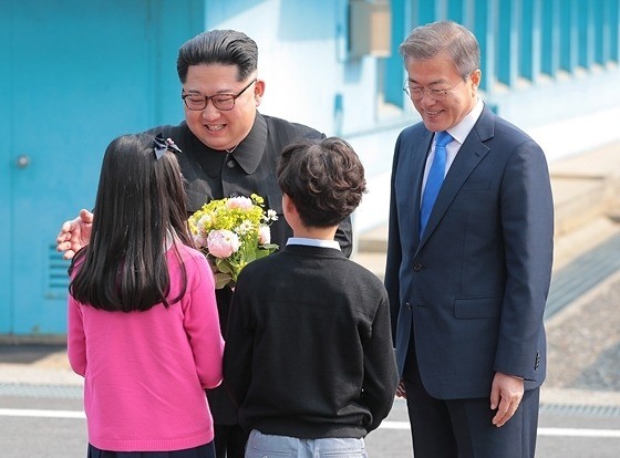 남북정상회담이 열린 지난 4월 27일 군사분계선을 넘은 김정은 북한 국무위원장이 화동으로부터 꽃을 받고 있다. [사진=한국공동사진기자단]