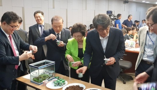 지난달 서울 여의도 국회의원회관에서 열린 세미나에서 장정숙 김광수 민주평화당 의원과 함께 귀뚜라미 시식회를 하고 있는 이삼구 박사(맨 왼쪽).