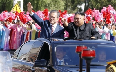 '파격 또 파격' 김정은, 평양 시내 카퍼레이드 문 대통령에 상석 내줘