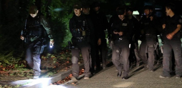 지난 18일 대전 동물원을 탈출한 퓨마 수색을 위해 투입된 경찰 특공대가 임무를 끝내고 복귀하고 있다. [사진=연합뉴스]