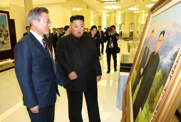 문재인 대통령이 18일 오후 평양 목란관에서 열린 남북정상회담 환영 만찬에 앞서 김정은 국무위원장과 부인 리설주 여사가 전달한 선물을 살펴보고 있다. [사진=연합뉴스]