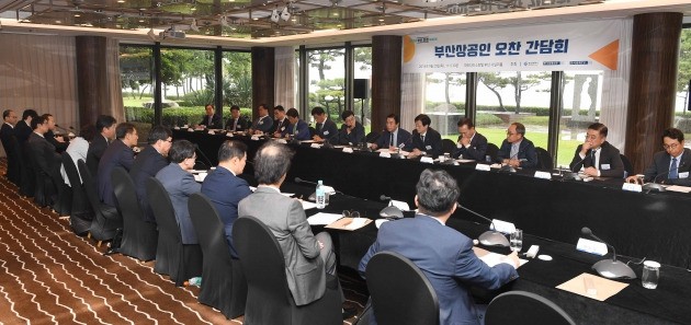 부산 해운대구 파라다이스호텔에서 20일 열린 ‘한경 데스크와 부산상공인 현장간담회’에서 부산 지역 기업인들과 한경 편집국 데스크들이 지역경제활성화를 위한 방안 등에 관해 열띤 토론을 벌이고 있다./부산=김범준기자bjk07@hankyung.com