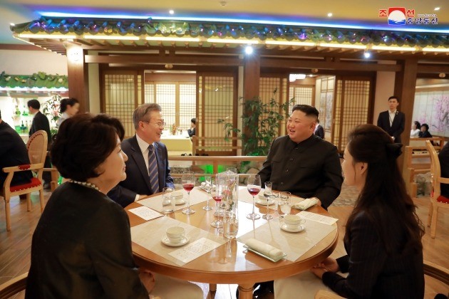 문재인 대통령과 김정은 북한 국무위원장 내외가 지난 19일 오후 평양 대동강 수산물 식당에서 만찬을 함께 하는 모습을 조선중앙통신이 20일 보도했다. [사진=연합뉴스]