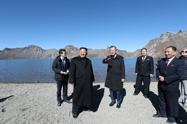 문재인 대통령과 북한 김정은 국무위원장이 20일 오전 백두산 천지에 서서 대화하고 있다. [사진=연합뉴스]