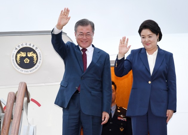 2박 3일간의 평양 남북정상회담 일정을 마친 문재인 대통령과 부인 김정숙 여사가 20일 경기도 성남 서울공항에 도착해 손을 들어 인사하고 있다. [사진=연합뉴스]