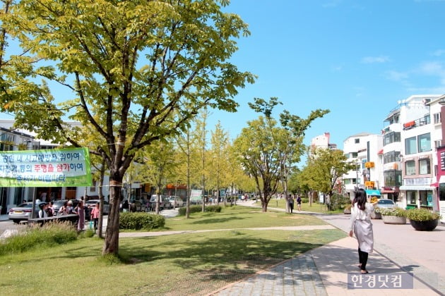 홍대입구역 3번 출구에서 바라본 경의선 숲길. 연남동 상승의 원동력이 됐다.