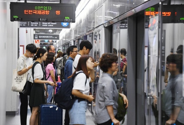 공항철도 14번째 정류장 '마곡나루역' 개통…9호선도 환승