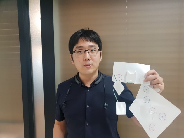 노태환 헬스리안 대표가 자체 개발한 심전계 'wearECG12'를 소개하고 있다. 임유 기자
