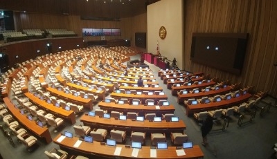 與 "적폐청산 입법 주력"… 野 "소득주도성장 폐기를"