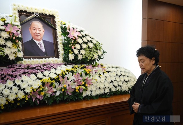 [포토] 故 김인태 별세, '슬픔에 잠긴 아내 배우 백수련'