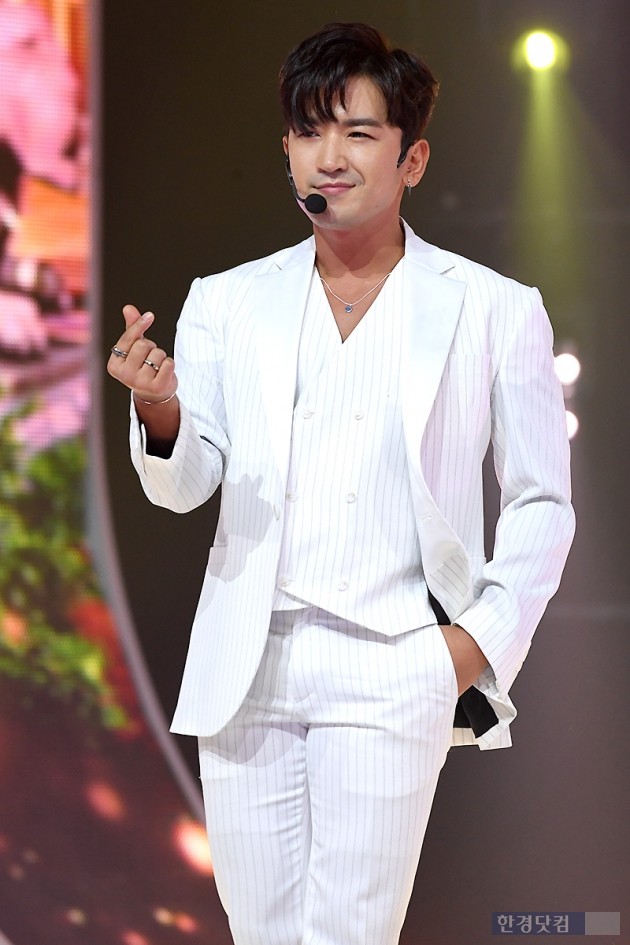 [포토] 신화 이민우, '팬들 향한 하트~'