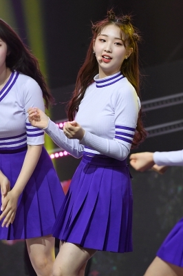 [포토] 이달의 소녀 여진, '머리 예쁘게 묶고 깜찍하게~'