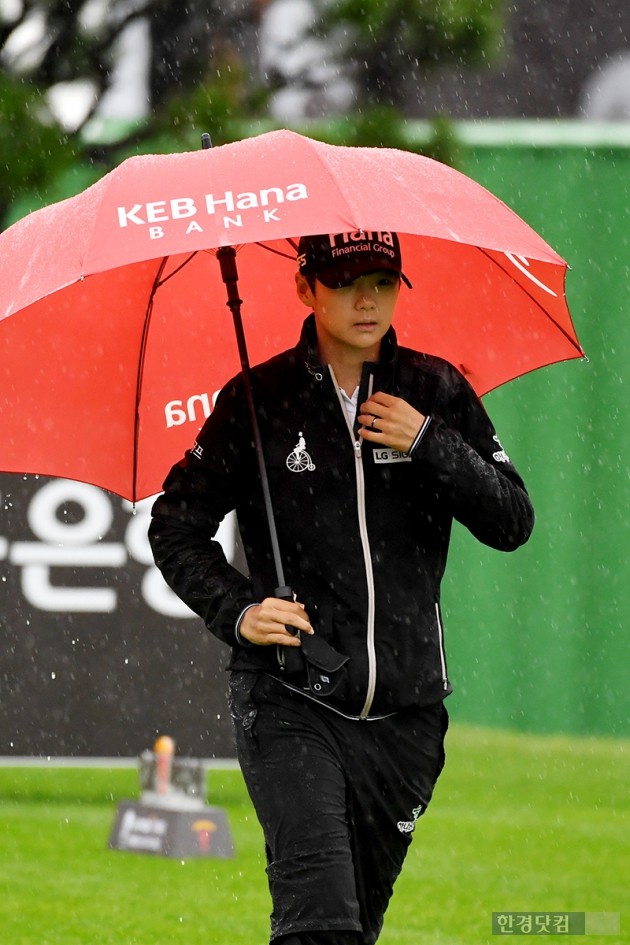 [포토] 박성현, '비가와도 골프는 계속된다'
