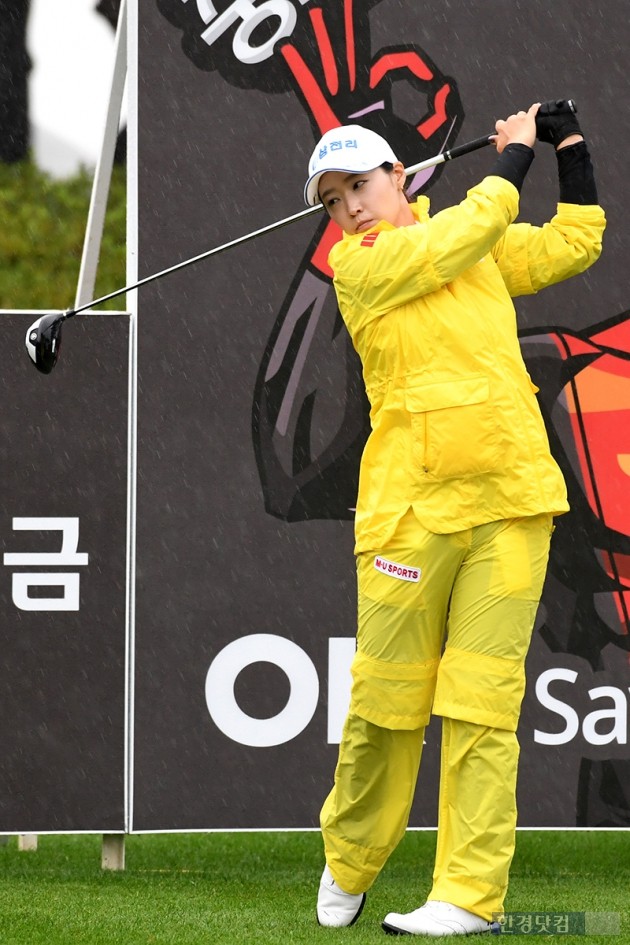 [포토] 홍란, '노란 우비 입고 스윙 연습~'