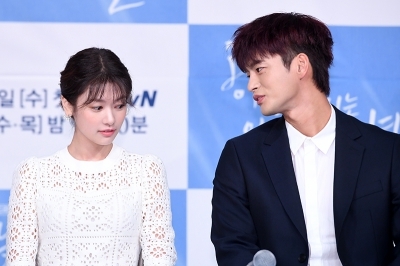 [포토] 정소민-서인국, '속닥 속닥'