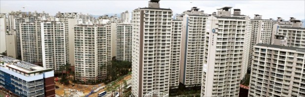 전체 가구 수의 6% 이상이 임대주택으로 등록된 서울 송파구 리센츠아파트. 8년 이상 임대하는 준(準)공공임대주택 등록이 늘면서 시장에선 매물이 부족해지는 부작용이 나타나고 있다.  /한경DB