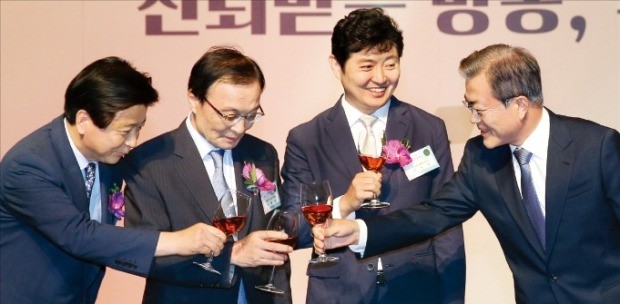 문재인 대통령이 3일 서울 여의도 63컨벤션센터에서 열린 제55회 방송의 날 축하연에서 축사를 마친 뒤 노웅래 국회 과학기술정보방송통신위원장(왼쪽부터), 이해찬 더불어민주당 대표, 박정훈 한국방송협회장과 건배하고 있다. /허문찬 기자 sweat@hankyung.com 