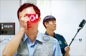 인하대에서 6일 경찰이 여자샤워실 내 ‘몰래카메라'를 수색하고 있다.  /연합뉴스 