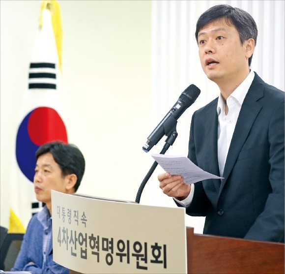 장병규 4차산업혁명위원회 위원장이 6일 제4차 규제·제도 혁신 해커톤 결과를 발표하고 있다. /연합뉴스 