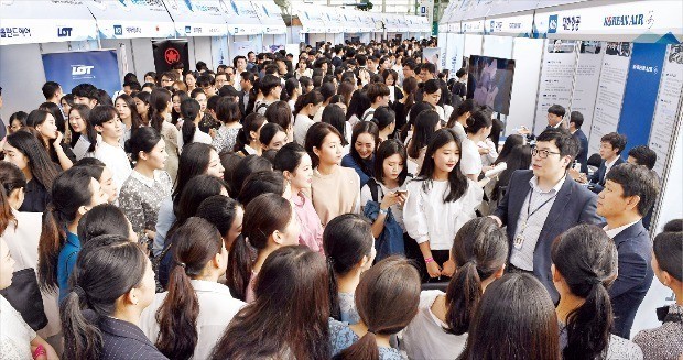 < 내 일자리 어디에… > 6일 인천 영종도 인천국제공항 1여객터미널에서 열린 항공산업 취업박람회에서 학생들이 항공사 인사담당자의 이야기를 진지한 표정으로 듣고 있다. 인천국제공항공사, 한국공항공사를 포함해 항공사, 지상조업사 등 37개 국내외 항공 관련 기업이 참가한 이번 박람회는 7일까지 열린다.  /영종도=김범준 기자 bjk07@hankyung.com