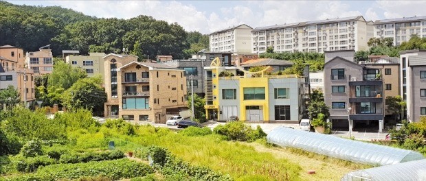 청와대와 정부, 여당이 수도권 일대 개발제한구역(그린벨트)을 해제해 주택 공급을 확대하는 방안을 검토하고 있다. 그린벨트 해제 후보지로 거론되는 서울 강남구 세곡동 일대.  /민경진 기자 min@hankyung.com