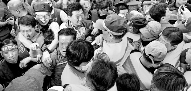 6일 서울 노량진수산시장 구(舊)시장에서 강제집행에 나선 서울중앙지방법원 집행관들과 이를 저지하려는 상인 및 시민단체 회원들이 몸싸움을 벌이고 있다.  /강은구 기자 egkang@hankyung.com 