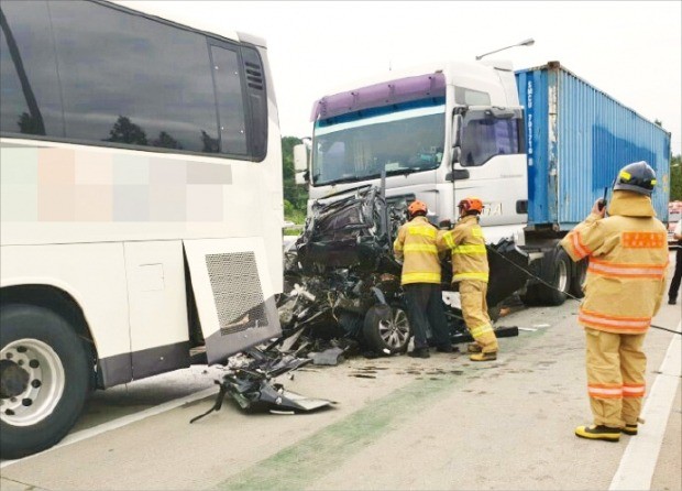 지난 2일 고속도로에서 화물차 졸음운전으로 3중 추돌사고가 발생해 2명이 사망했다.  /연합뉴스 