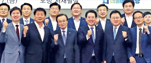 이해찬 더불어민주당 대표(앞줄 왼쪽 세 번째)가 7일 전남 무안군 전남도청 서재필실에서 열린 ‘더불어민주당-전남도 예산정책협의회’에서 김영록 전남지사(네 번째) 등 참석자들과 주먹을 쥐고 협력을 다짐하고 있다.  /연합뉴스