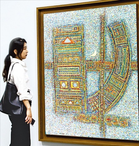 9일 서울 갤러리 현대 구관을 찾은 관람객이 이성자 화백의 1965년 작 ‘오작교’를 감상하고 있다.  