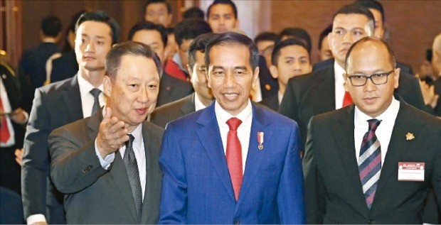 조코 위도도 인도네시아 대통령(가운데)이 10일 박용만 대한상공회의소 회장(왼쪽)의 안내를 받아  ‘한·인도네시아 산업협력 포럼’ 행사장에 입장하고 있다.  /허문찬 기자 sweat@hankyung.com 