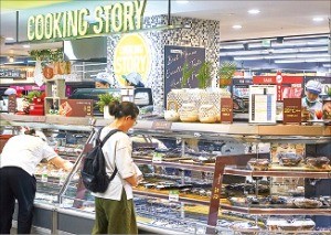 GS수퍼마켓 신선델리 강화 점포인 사당태평점 쿠킹스토리 코너에서 한 손님이 조리식품을 살펴보고 있다. 