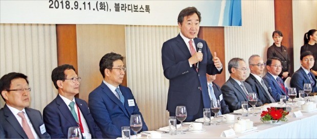 이낙연 국무총리(왼쪽 네 번째)가 11일 러시아 블라디보스토크의 롯데호텔에서 김영주 한국무역협회장(맨 왼쪽)과 기업인들이 참석한 가운데 열린 러시아 진출기업 대표 초청 오찬간담회에서 인사말을 하고 있다. /연합뉴스 