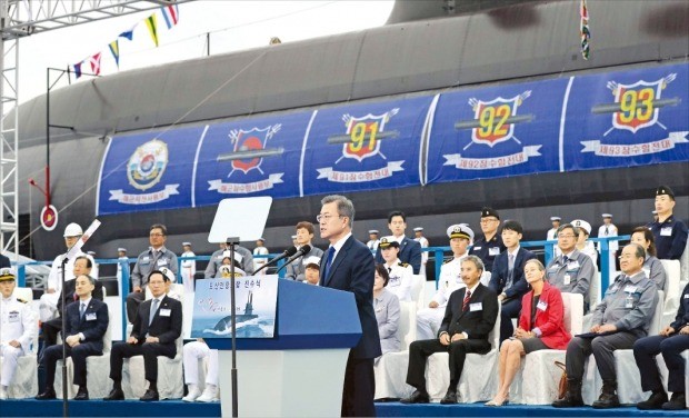 문재인 대통령이 14일 경남 거제시 대우조선해양에서 열린 한국 최초의 3000t급 잠수함인 ‘도산 안창호함’ 진수식에 참석해 축사를 하고 있다. /청와대사진기자단 