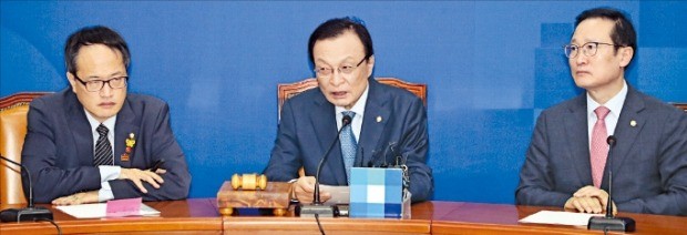 이해찬 더불어민주당 대표(가운데)가 14일 국회에서 열린 최고위원회의에서 발언하고 있다. 오른쪽은 홍영표 원내대표.  /연합뉴스