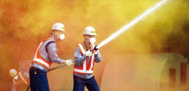 두산중공업 창원공장 직원들이 화재 진압과 인명구조 등 비상대응 훈련을 하고 있다.두산  제공 